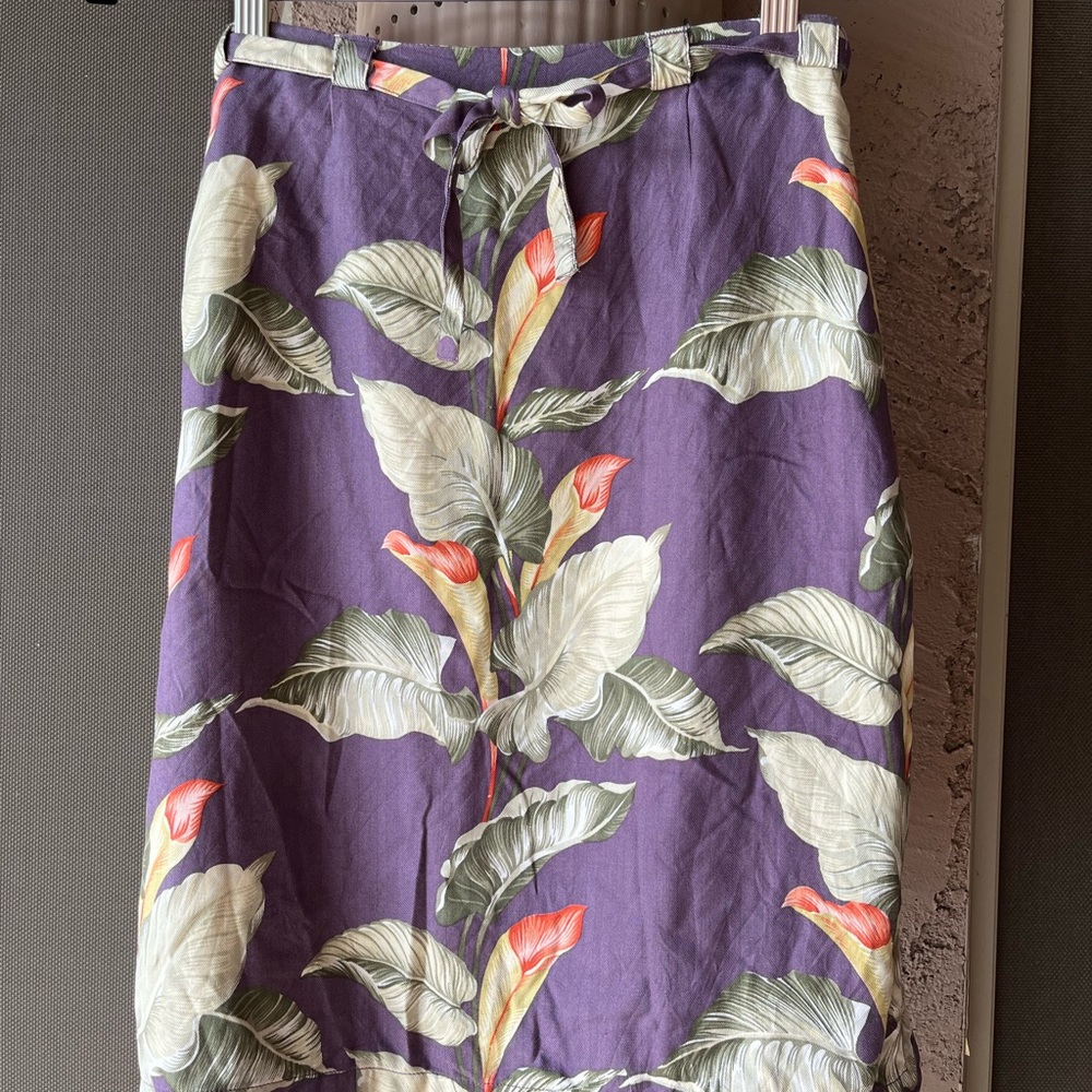 Tommy Bahama skirt size 4, 100% silk